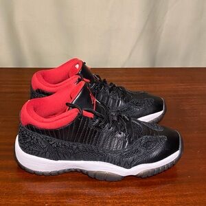 Jordan 11 Retro IE 2011 Low  Charcoal Red Shoes size 4Y (306006-001)